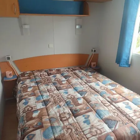Camping Mobil Climatise Au Domaine Lalande A *